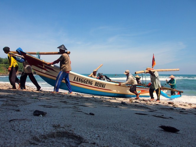 Nelayan pulang melaut