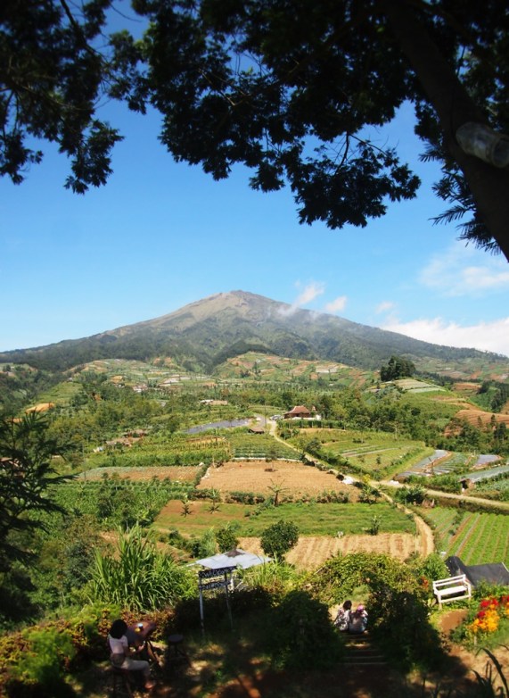 Gunung Sumbing terlihat sangat dekat
